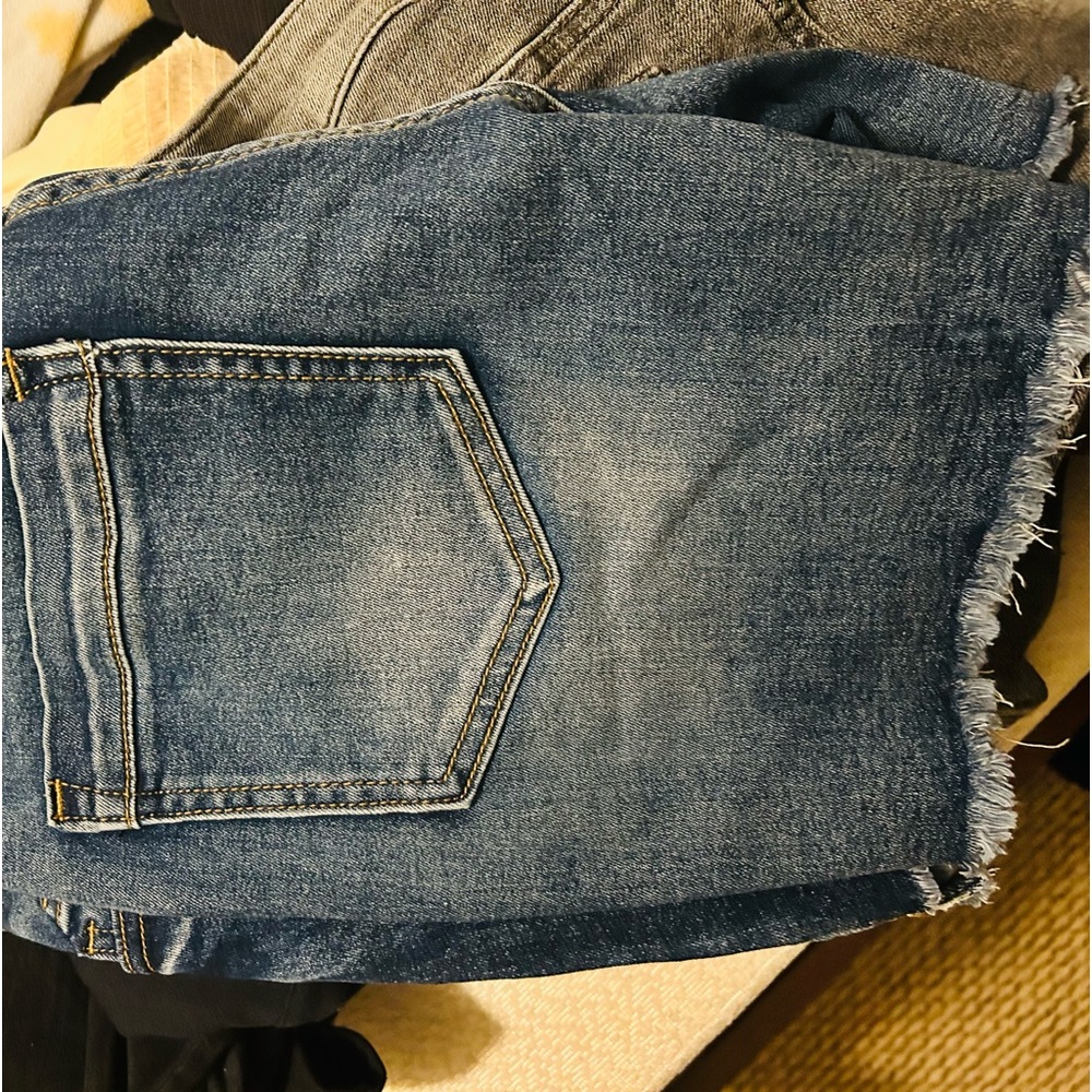 Judy blue denim shorts. Sz. Medium. Brand new. No distressing. Frayed hem.
